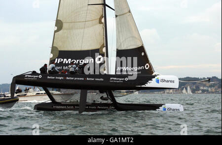 Au petit matin, Dame Ellen MacArthur dirige le catamaran JP Morgan Asset Management Extreme 40 lors de la course JP Morgan Round the Island.Le début a été avancé à 5h du matin, après que certains bateaux n'ont pas réussi à battre la marée l'année dernière à se sont coincés aux aiguilles. Banque D'Images