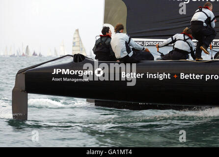 Dame Ellen MacArthur naviguant à la barre du catamaran JP Morgan Asset Management Extreme 40 pendant la course JP Morgan Round the Island.Le début a été avancé à 5h du matin, après que certains bateaux n'ont pas réussi à battre la marée l'année dernière à se sont coincés aux aiguilles. Banque D'Images