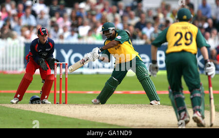 Samit Patel de Notinghamshire frappe un autre coup sur son chemin à un match gagnant de 84 pas dehors pendant le match de la coupe du nord de Twenty20 à Trent Bridge, Nottingham. Banque D'Images