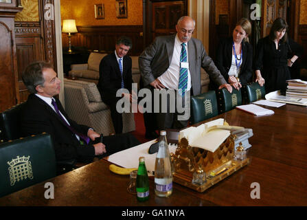 Photo non publiée du premier ministre Tony Blair se préparant à la question du premier ministre dans son bureau de la Chambre des communes procès-verbaux avant d'entrer dans la Chambre le 13/6/2007. Banque D'Images