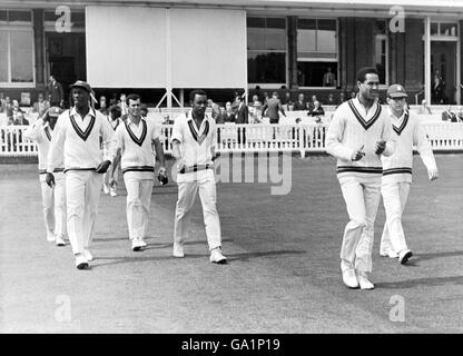 Capitaine des Antilles Gary Sobers (deuxième r) Dirige son équipe sur le terrain de Lord Banque D'Images