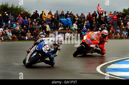 Le coureur australien de moto GP Ducati Casey Stoner (numéro 27) en route pour remporter le GP moto à Donington Park, Castle Donington. Banque D'Images