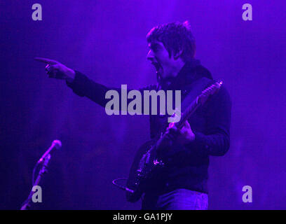 Le Arctic Monkeys effectuer sur la pyramide la scène du festival de Glastonbury en 2007 à la ferme digne dans Pilton, Somerset. ASSOCIATION DE PRESSE Photo, Vendredi 22 Juin, 2007. Le festival dure 27 ans et est maintenant le plus grand festival de musique en Europe. Crédit photo doit se lire : Anthony Devlin/PA Banque D'Images