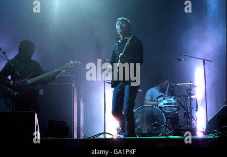 Le Arctic Monkeys effectuer sur la pyramide la scène du festival de Glastonbury en 2007 à la ferme digne dans Pilton, Somerset. ASSOCIATION DE PRESSE Photo, Vendredi 22 Juin, 2007. Le festival dure 27 ans et est maintenant le plus grand festival de musique en Europe. Crédit photo doit se lire : Anthony Devlin/PA Banque D'Images