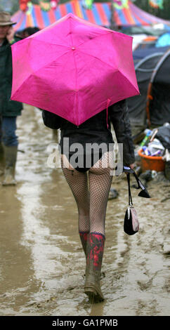 Festivaliers head home comme le festival de Glastonbury 2007 se termine à la ferme digne dans Pilton, Somerset. ASSOCIATION DE PRESSE Photo, Vendredi 22 Juin, 2007. Le festival dure 27 ans et est maintenant le plus grand festival de musique en Europe. Crédit photo doit se lire : Anthony Devlin/PA Banque D'Images