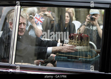 La Couronne écossaise est transférée au Parlement écossais sur le Royal Mile alors que la reine Elizabeth II assiste à l'ouverture cérémonielle du Parlement écossais, à Édimbourg. Banque D'Images