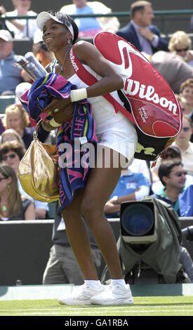 Tennis - Championnat de Wimbledon 2007 - quatrième jour - All England Club.La Vénus Williams des États-Unis quitte le tribunal après sa victoire contre Hana Sromova de la République tchèque. Banque D'Images