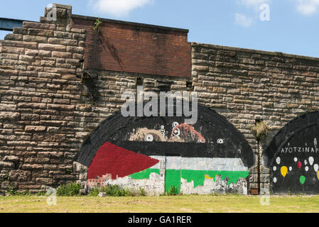 Drapeau Palestine peint sur un passage de chemin de fer, Glasgow, Écosse, Royaume-Uni, Banque D'Images