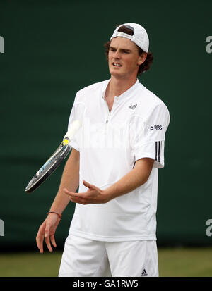 Tennis - Championnat de Wimbledon 2007 - neuvième jour - All England Club.Jamie Murray et Jelena Jankovic en action contre Richard Bloomfield et Sarah Borwell pendant les doubles mixtes Banque D'Images