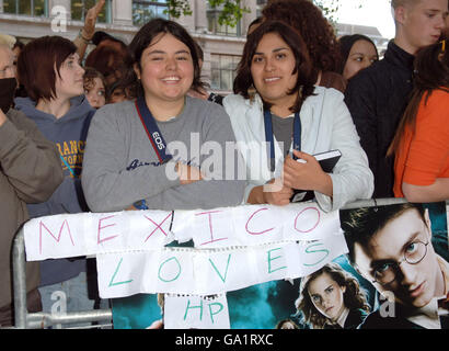 Les fans de Harry Potter du monde entier attendent que les stars arrivent pour la première britannique de Harry Potter et l'ordre du Phoenix à l'Odeon Leicester Square, dans le centre de Londres. Banque D'Images