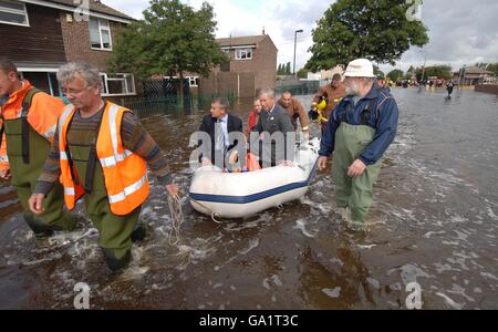 Le Prince de Galles voit les inondations à Toll Bar près de Doncaster aujourd'hui où il a été emmené par canot dans les parties les plus touchées du village inondé. Banque D'Images