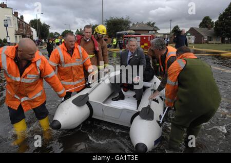 Le Prince de Galles voit les inondations à Toll Bar près de Doncaster aujourd'hui où il a été emmené par canot dans les parties les plus touchées du village inondé. . Banque D'Images