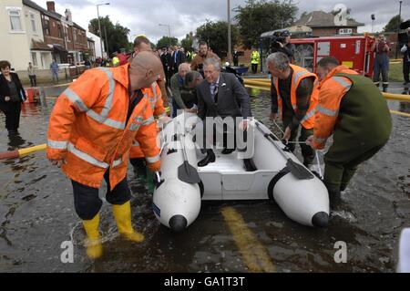 Le Prince de Galles voit les inondations à Toll Bar près de Doncaster aujourd'hui où il a été emmené par canot dans les parties les plus touchées du village inondé. Banque D'Images