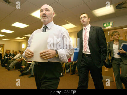 Membres du conseil de police de Sinn Fein (à partir de la gauche) Alex Maskey, Daithi McKay et Martina Anderson lors de la réunion publique du conseil de police, à Belfast. Banque D'Images