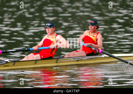 Gao Yanhua (à droite) et Huang Meishuang se disputent les paires de femmes - deuxième cycle lors de l'événement 3 de la coupe du monde d'aviron à Bosbaan, Hollande. Banque D'Images