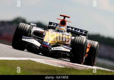 Giancarlo Fisichella dans la Renault R27 lors du Grand Prix britannique à Silverstone, Northamptonshire. Banque D'Images