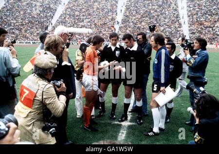 Le capitaine des Pays-Bas Johan Cruyff (l) vérifie le résultat du lancer, suivi par le capitaine de l'Allemagne de l'Ouest Franz Beckenbauer (r)et l'arbitre Jack Taylor (c) Banque D'Images