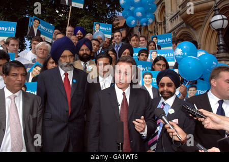 Le chef conservateur David Cameron (au centre) lors d'une promenade à Ealing, dans l'ouest de Londres, avec le candidat conservateur local Tony lit (à sa gauche). Banque D'Images