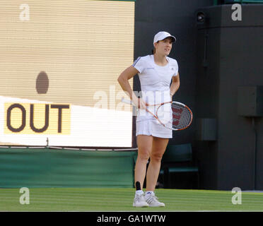 Tennis - Championnat de Wimbledon 2007 - première journée - All England Club.Justine Henin en Belgique contre Jorgelina Cravero en Argentine lors du championnat de tennis de pelouse de toute l'Angleterre à Wimbledon. Banque D'Images