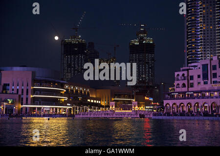 Fullmoon et les lumières de la ville au centre-ville de Dubaï. Banque D'Images