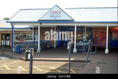 Vue générale de l'extérieur du supermarché Tesco à Dalgety Bay, à Fife, en Écosse, après sa fermeture dans une alerte de sécurité. Banque D'Images