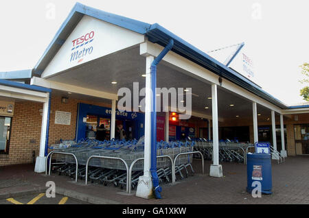 Vue générale de l'extérieur du supermarché Tesco à Dalgety Bay, à Fife, en Écosse, après sa fermeture dans une alerte de sécurité. Banque D'Images