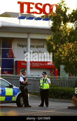 Des policiers à l'extérieur d'un supermagasin Tesco fermé à Bury St Edmunds, Suffolk, après avoir été fermé à la suite d'une alerte de sécurité. Banque D'Images