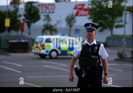 Des policiers à l'extérieur d'un supermagasin Tesco fermé à Bury St Edmunds, Suffolk, après avoir été fermé à la suite d'une alerte de sécurité. Banque D'Images