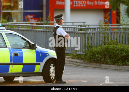 Des policiers à l'extérieur d'un supermagasin Tesco fermé à Bury St Edmunds, Suffolk, après avoir été fermé à la suite d'une alerte de sécurité. Banque D'Images