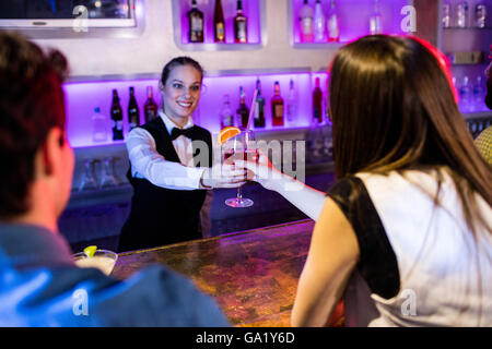 Barmaid servant des boissons pour femme Banque D'Images