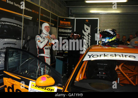 Motor Sport - Dunlop British Touring car Championship - Donington Park. Gordon Shedden se prépare à la course Banque D'Images