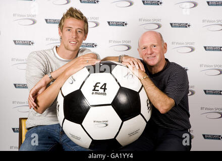 Peter Crouch, attaquant de Liverpool et d'Angleterre, et Archie Gemmill, ancien joueur international d'Écosse, lancent BT Vision Sport à l'hôtel Hope Street de Liverpool. 12/07/2007 Banque D'Images