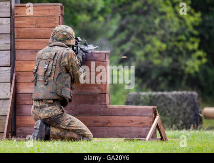 Soldat allemand feux avec carabine Banque D'Images