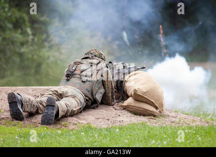 Soldat allemand feux avec carabine Banque D'Images