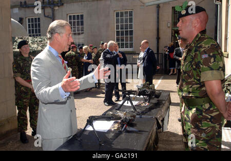 HRH le Prince de Galles s'entretient aujourd'hui avec des officiers de recrutement lors d'une visite au Musée militaire du Cheshire à Chester. Banque D'Images