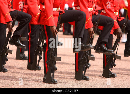 Les soldats du 1er Bataillon du Régiment jamaïcain arrivent au Palais de Buckingham, dans le centre de Londres, où ils devaient monter la garde de la Reine. Banque D'Images