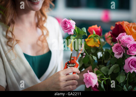 Fleuriste bouquet de fleurs femelles préparation Banque D'Images