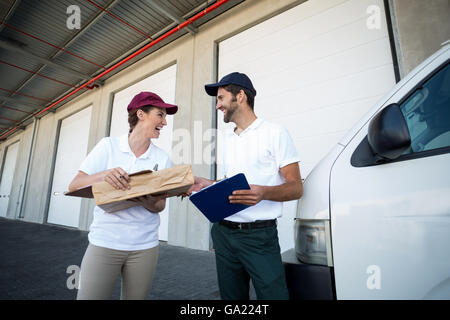 Low angle view de la livraison sont à l'autre et rire Banque D'Images