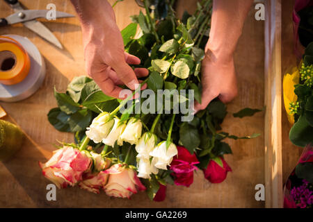 Fleuriste bouquet de fleurs mâles de la préparation Banque D'Images