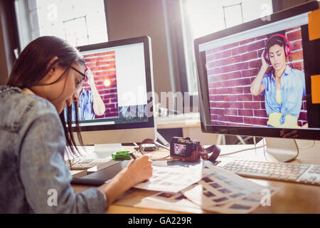 Graphic Designer travaillant au bureau