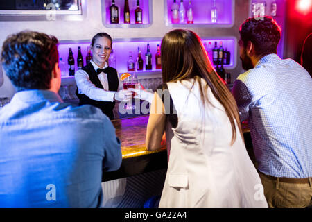 Barmaid servant des boissons pour femme Banque D'Images