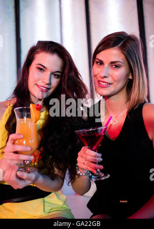 Portrait de belles femmes having cocktail Banque D'Images