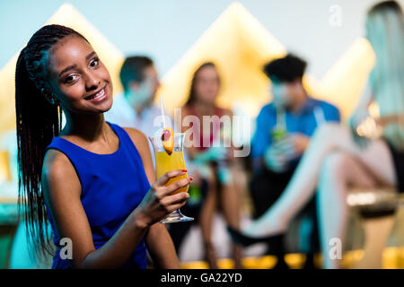 Portrait de belle femme ayant un cocktail Banque D'Images