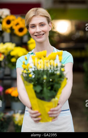 Female florist holding bouquet de fleurs Banque D'Images