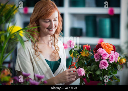 Fleuriste bouquet de fleurs femelles préparation Banque D'Images