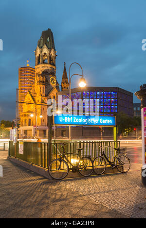 Berlin Zoologischer Garten et Kaiser-Wilhelm-Gedächtnis-Kirche Banque D'Images