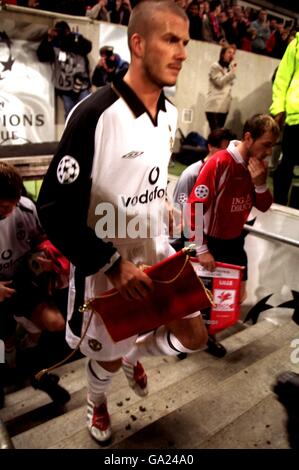 Le capitaine David Beckham de Manchester United dirige son équipe Le tunnel contre Lille Banque D'Images