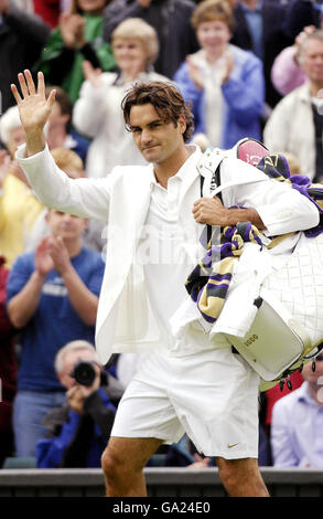 Roger Federer, de Suisse, se hante devant la foule après son premier tour de victoire contre Teimuraz Gabashvili, de Russie, au Championnat d'Angleterre de tennis sur gazon à Wimbledon. Banque D'Images