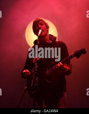 Les Arctic Monkeys se sont produits sur la scène de la Pyramide au Glastonbury Festival de 2007 à la ferme digne de Pilton, dans le Somerset. Banque D'Images