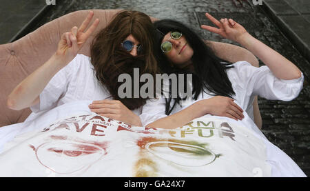 Shane Roberts et Emma Fawcett refont la renommée de John Lennon et Yoko Ono au Hard Rock Cafe de Dublin. Banque D'Images